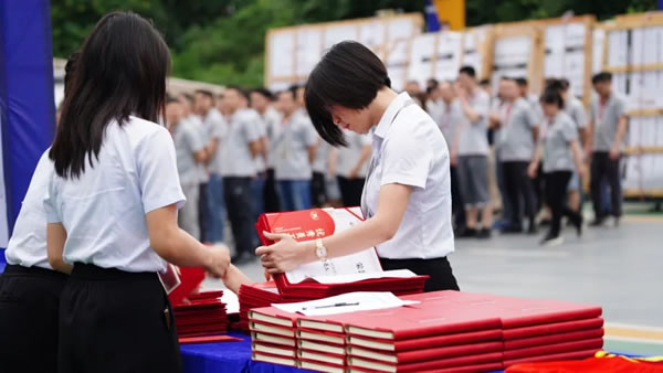 勇攀高峰 再创辉煌 | 帝奥斯门窗 五四青年节升旗仪式暨年度优秀员工表彰大会 ! 勇攀高峰 再创辉煌 | 帝奥斯门窗 五四青年节升旗仪式暨年度优秀员工表彰大会 !