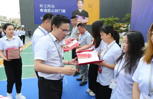 勇攀高峰 再创辉煌 | 帝奥斯门窗 五四青年节升旗仪式暨年度优秀员工表彰大会 ! 勇攀高峰 再创辉煌 | 帝奥斯门窗 五四青年节升旗仪式暨年度优秀员工表彰大会 !
